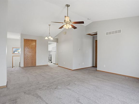 4th image of 155 Parkview Ct