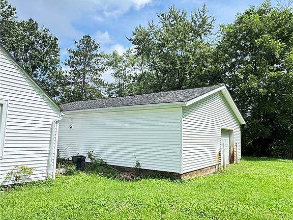 3rd image of 547 Ewart Rd