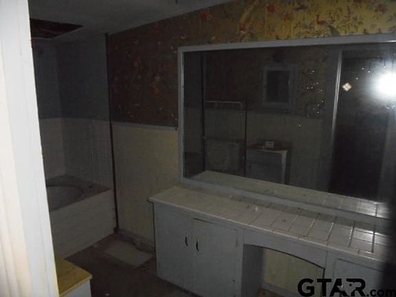 2nd image of 104 Morgan St
