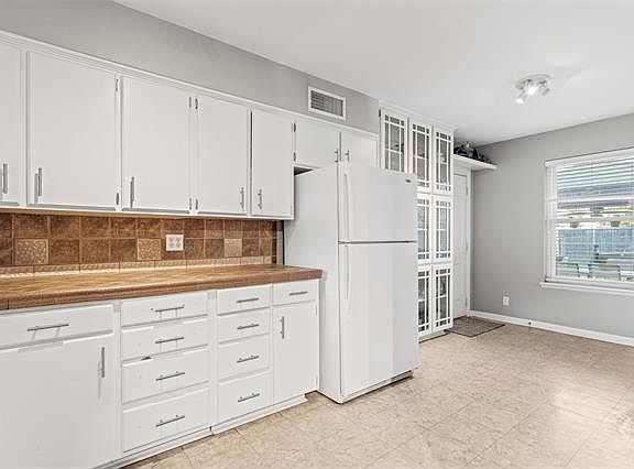 5th image of 802 Dumont Dr
