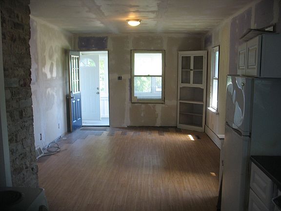 5th image of 3426 Davis Ave