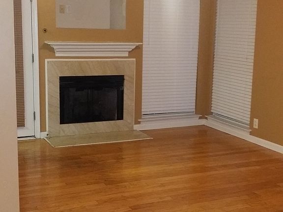 Living Room/Den pic 2