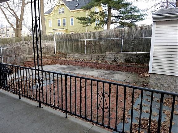 4th image of 8 8th St #Townhouse