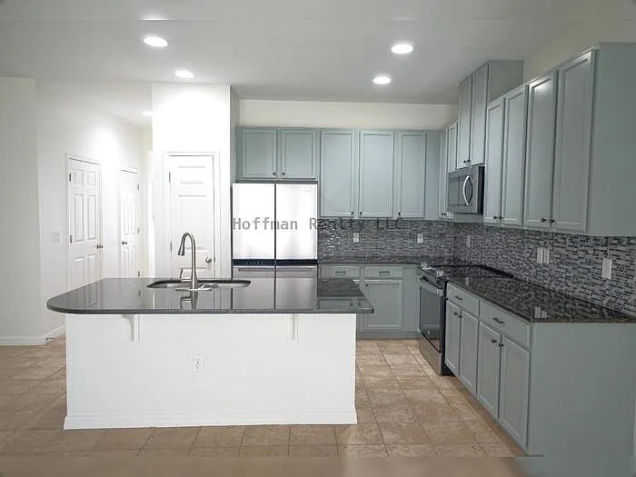 3 bed, 2.5 bath, 1416 sqft, $2,200 — Photo 3