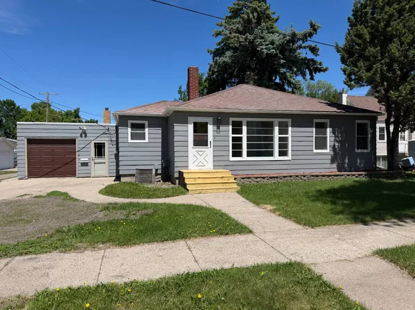 315 8th St NE, Devils Lake, ND 58301