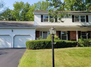 17 Oaktree Ln, Schenectady, NY 12309