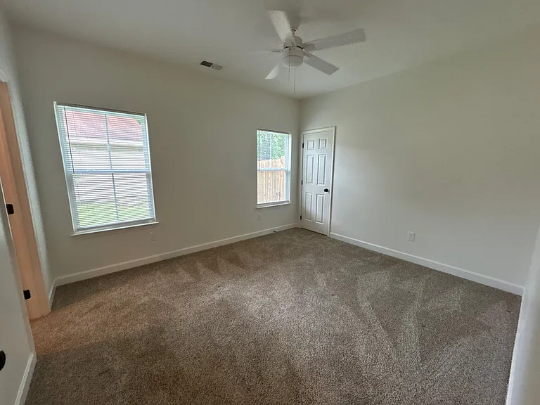329 W King St — Photo 10