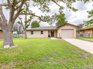 305 Meadow Dr, Marion, TX 78124