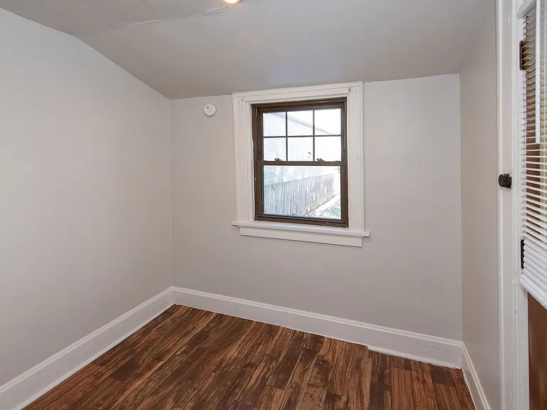Beautifully updated Tudor style duplex. Upper unit. Large rooms. 2 balconies, private entry. Fenc... — Photo 20