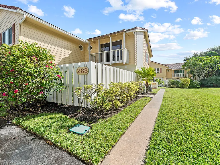 288 Seabreeze Cir — Photo 1