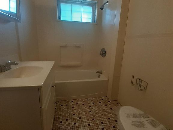 5th image of 35 Bowen St #B