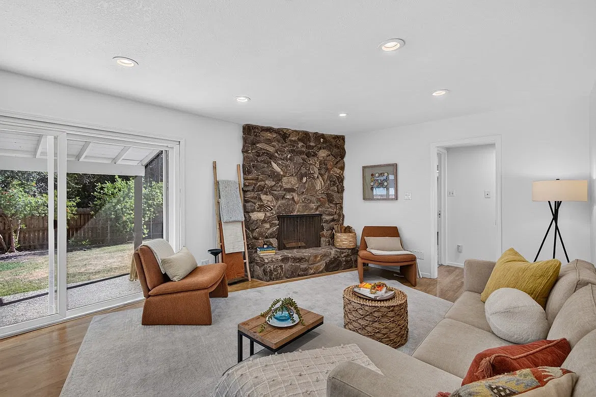 4 bed, 2382 sqft, $3,300 — Photo 3