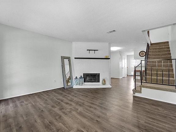 5th image of 641 Carriagehouse Ln APT 7
