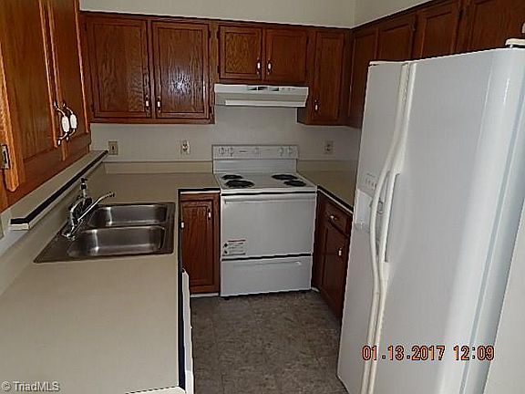 4th image of 14 Pipers Glen Ct