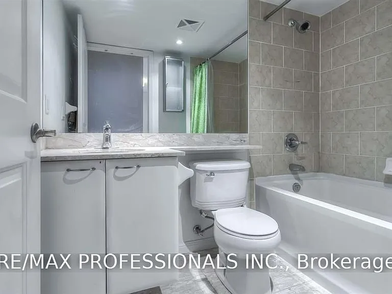 15 Stafford St #406 — Photo 12