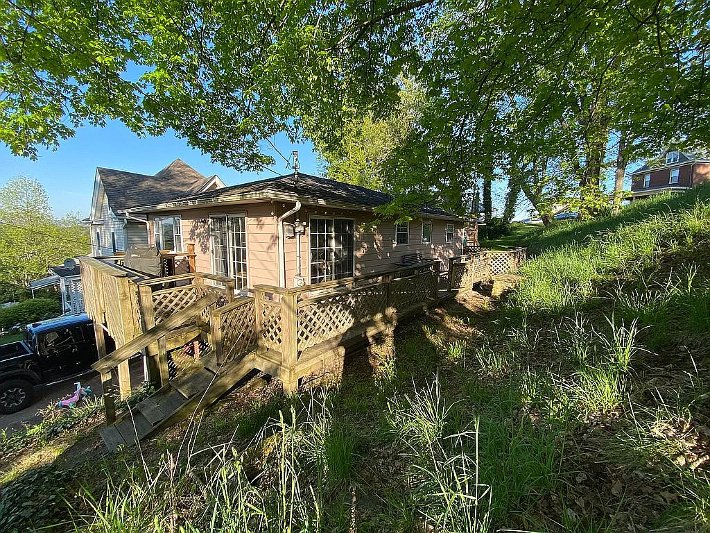 227 Greenbrier St photo 1