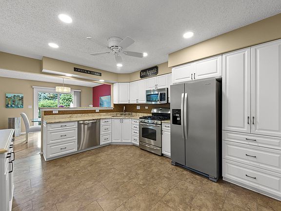 5th image of 320 Cimarron Rd E
