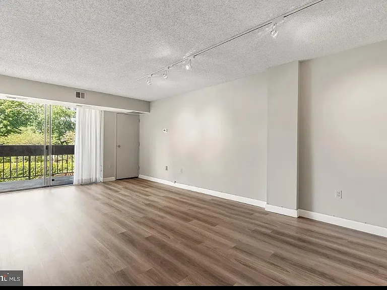 5300 Holmes Run Pkwy #319 — Photo 6