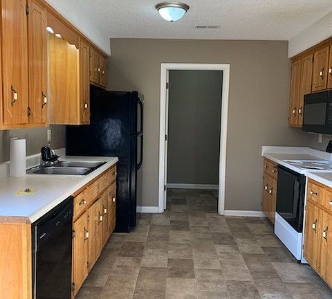 4th image of 3864 Northeast Dr