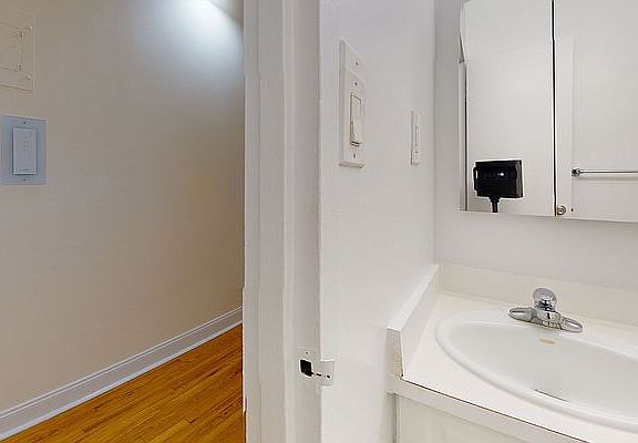 4th image of 1 Astor Pl APT 4R