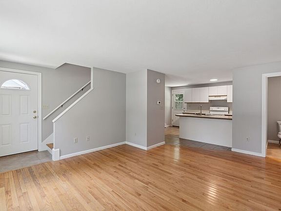3rd image of 14 Rose Terrace Cir