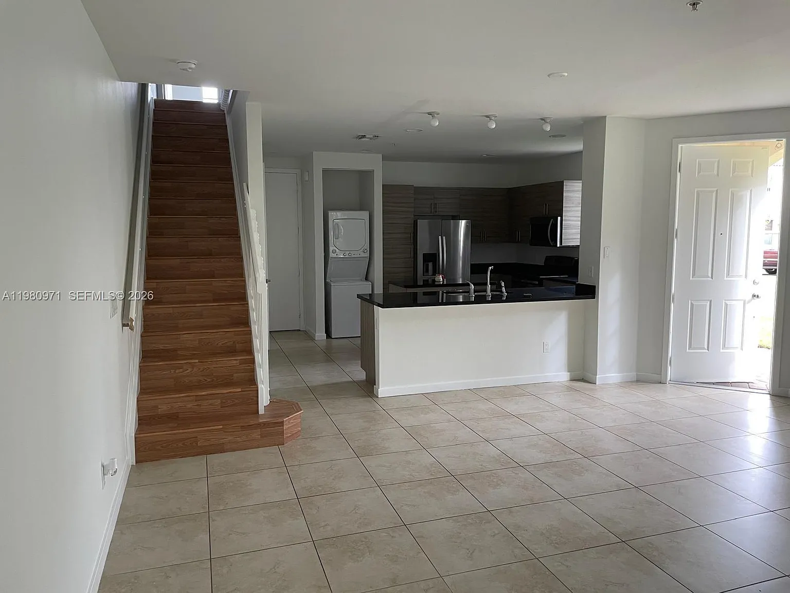 3 bed, 2.5 bath, 1700 sqft, $3,150 — Photo 4