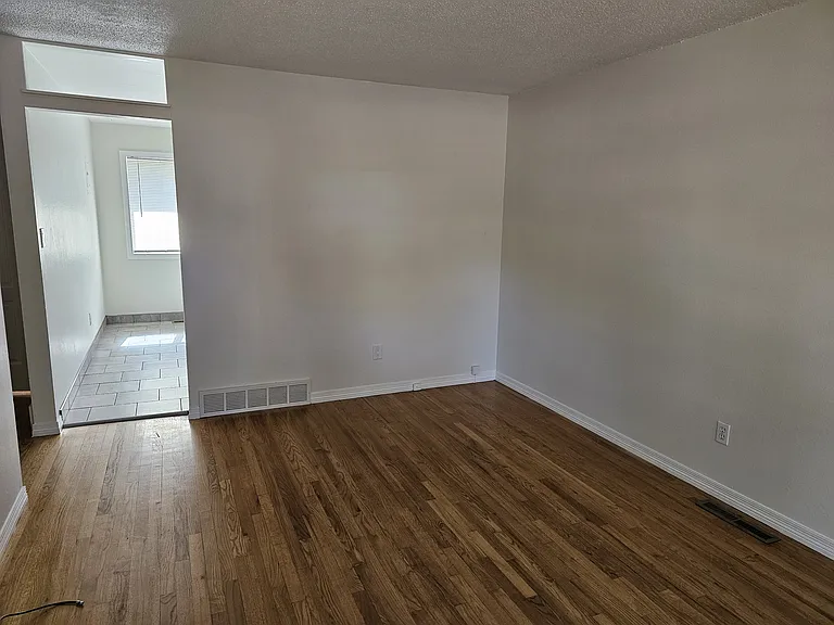 2825 Beacon St — Photo 2