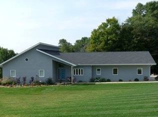 9785 Horseshoe Dr, Chagrin Falls, OH 44023
