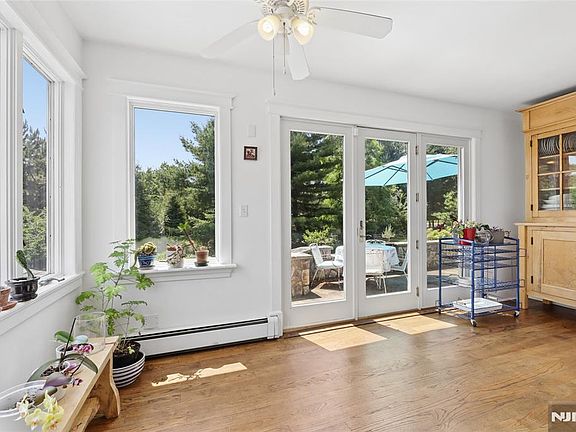 3rd image of 260 Knickerbocker Rd