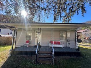 7 Crescent Dr, Logan, WV 25601