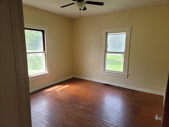 3rd image of 1011 E Tremont St