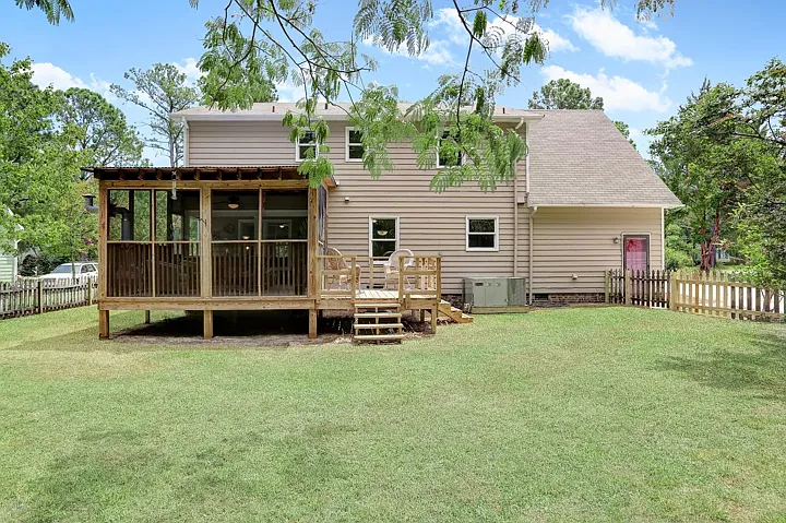 537 Aquarius Dr — Photo 3