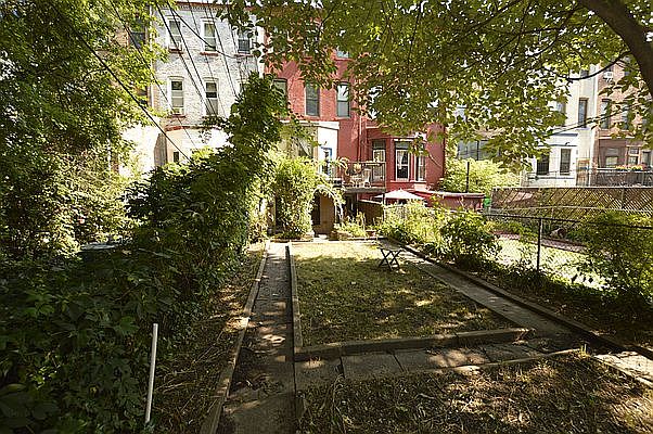 1st image of 376 Park Pl APT 1