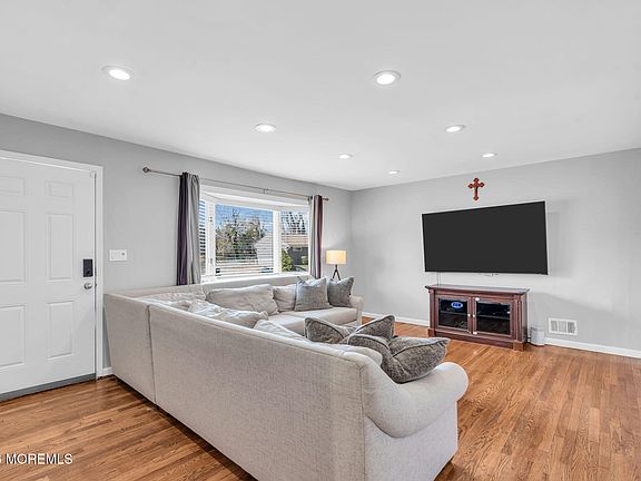 4th image of 709 Hillview Drive