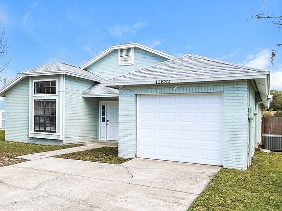 3rd image of 12832 Dunhill Dr