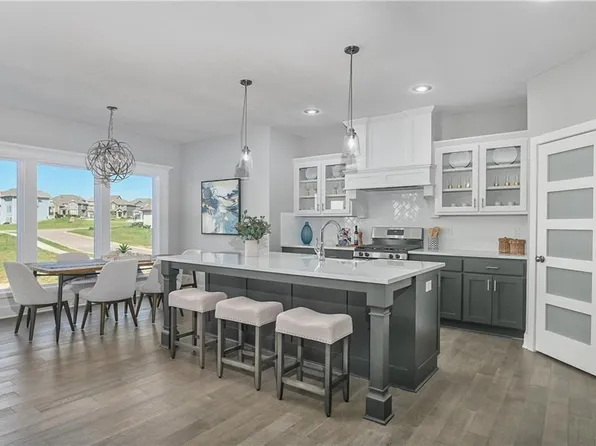 9323 Pickering St, Lenexa, KS 66227