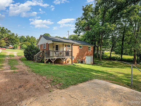 5th image of 222 Fieldstone Cir