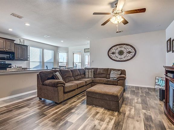 4th image of 1803 Creekwood Dr