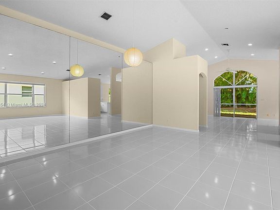 5th image of 10371 Utopia Cir E