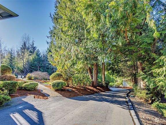 3rd image of 23986 Vinland Terrace NW