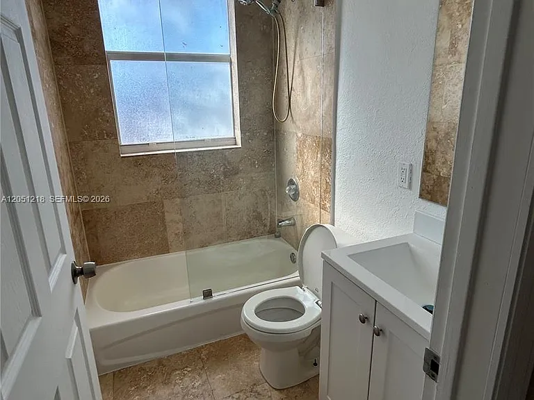 953 SW 10th St #3 — Photo 7
