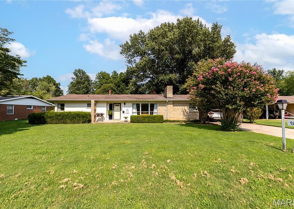 1st image of 920 Hawthorn Dr