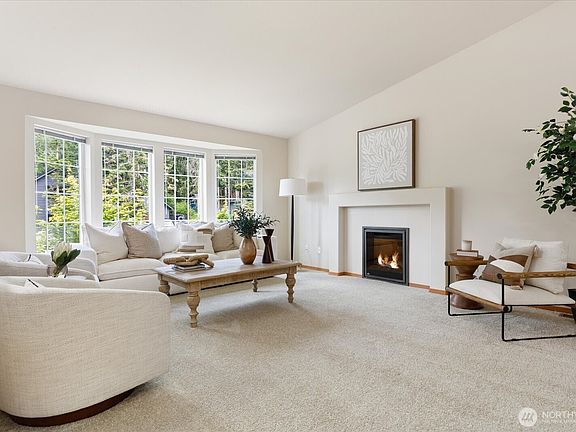 5th image of 709 NE Lauren Street