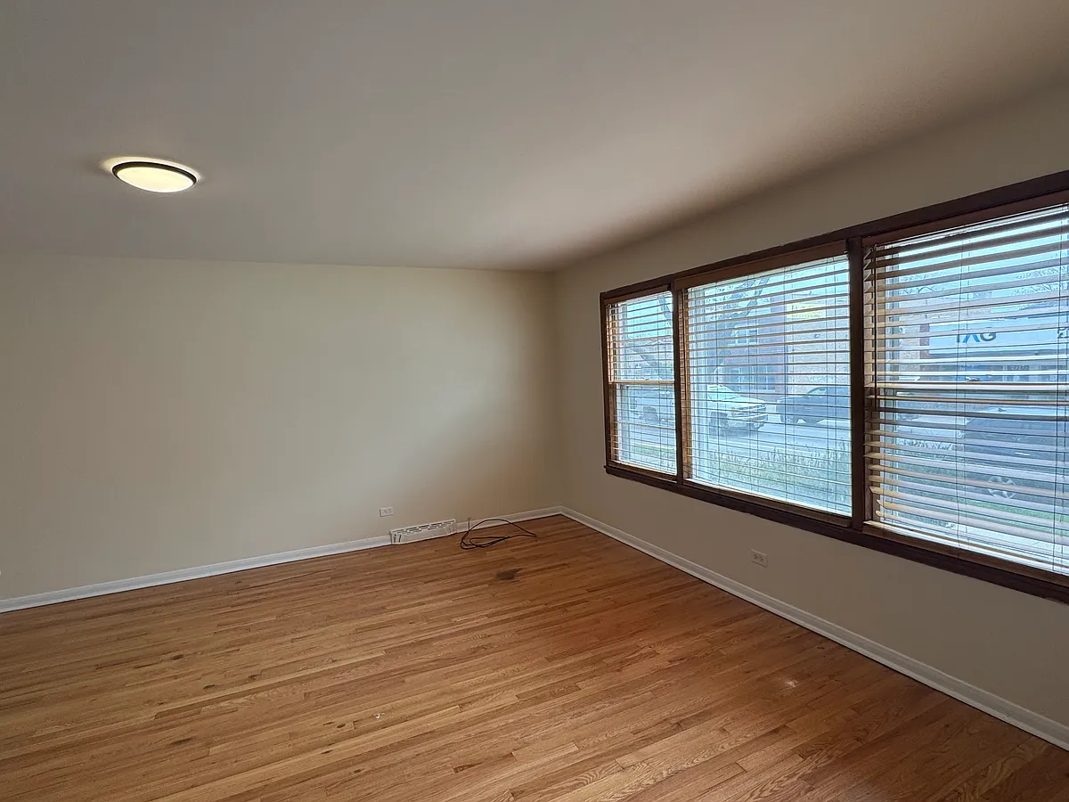 Building Photo - 2936 W Touhy Ave #1