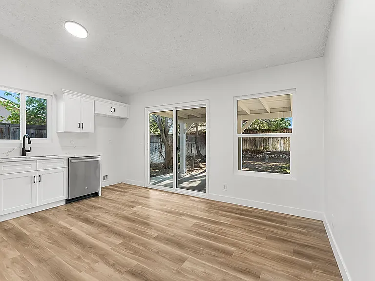 3817 Fernwood St — Photo 8