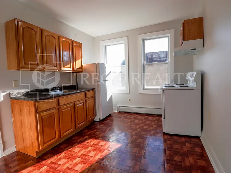 451-455 Edgewood St — Photo 6