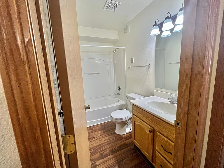 1422-32 — Photo 12