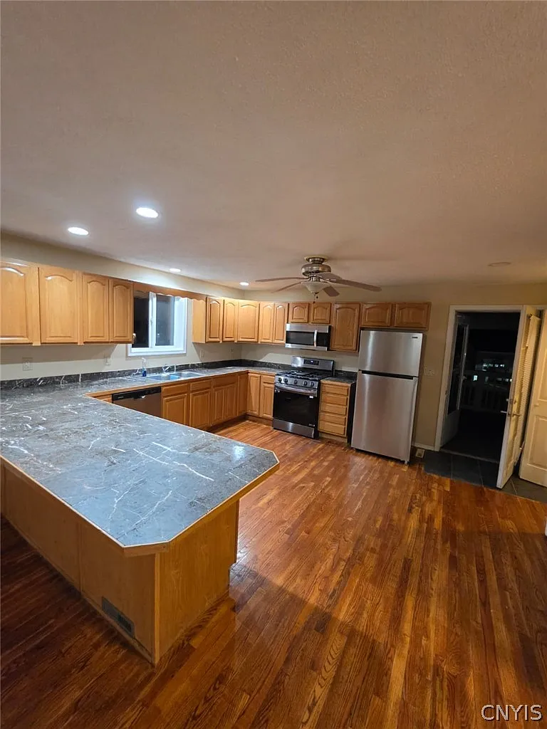 3 bed, 2.0 bath, 1200 sqft, $1,500 — Photo 4