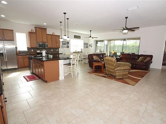 4th image of 2464 Promenade Dr