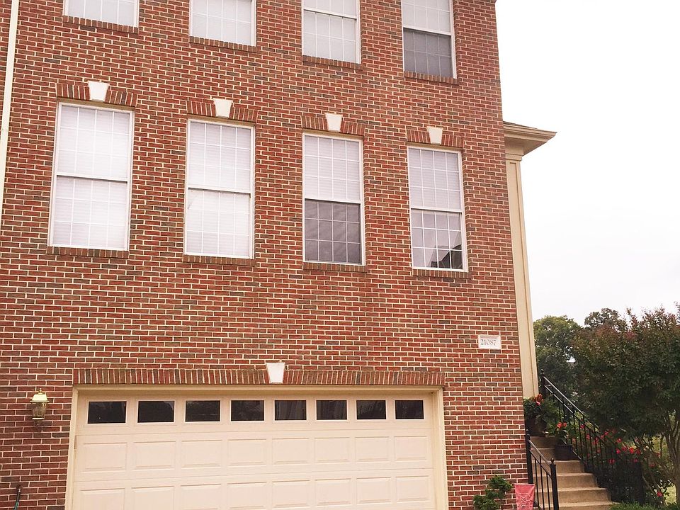 3BR, 3.5BA townhome with 2 car garage in private corner lot